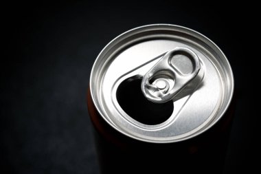 Masadaki bir kutu sodanın yakın çekimi..