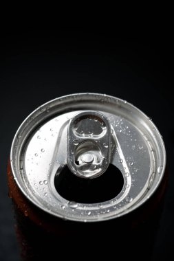 Masadaki bir kutu sodanın yakın çekimi..