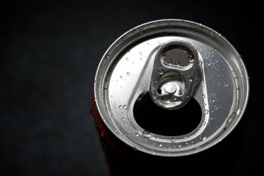 Masadaki bir kutu sodanın yakın çekimi..