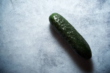 Taş bir masada salatalık..