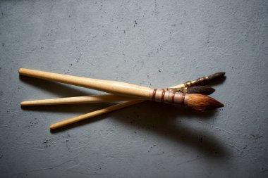 Taş masadaki boya fırçaları..