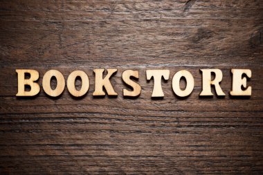 Ahşap bir masada kitapçı kelimesi.