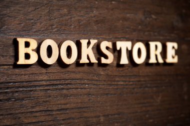 Ahşap bir masada kitapçı kelimesi.