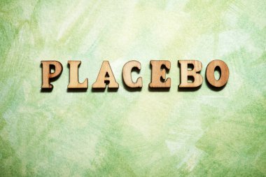 Yeşil kağıtta plasebo kelimesi.