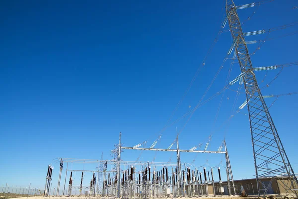 萨拉戈萨省和西班牙阿拉贡的变电站和电线 — 图库照片
