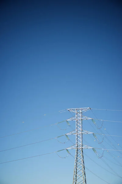 萨拉戈萨省的电力线路和晴朗的天空 西班牙阿拉贡 — 图库照片