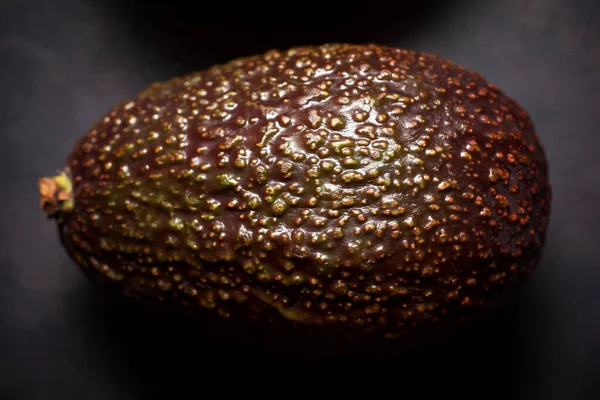 Aguacates Sobre Una Mesa Marrón — Foto de Stock