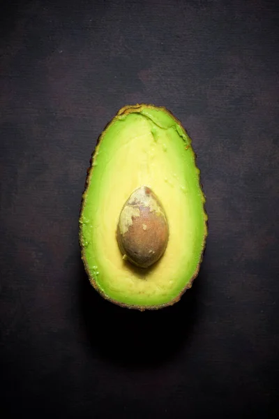 Avocado Auf Einem Braunen Tisch — Stockfoto