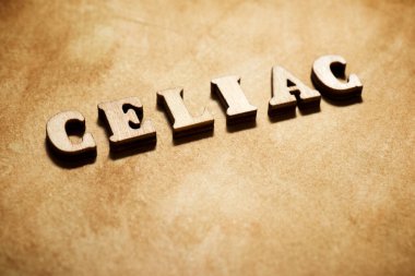 Çölyak kelimesi kahverengi kağıtta..