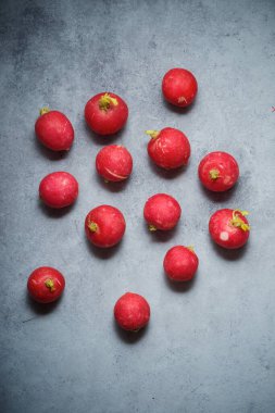 Gri masadaki turplar.