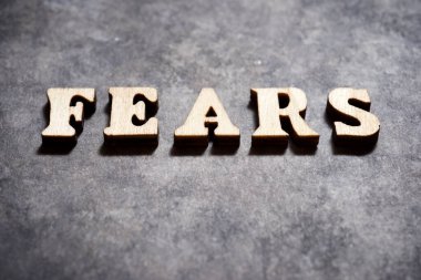 Gri kağıttaki korku sözcüğü.