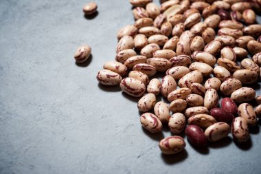 Taş bir masada kayısı fasulyesi..