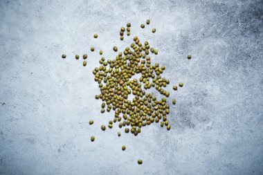 Taş bir masada mercimek.