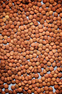 Taş bir masada mercimek.