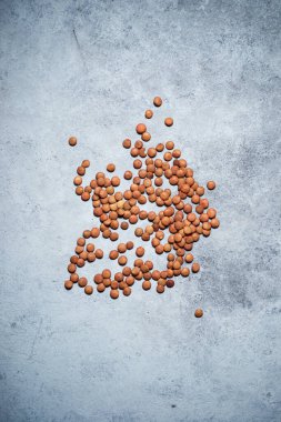 Taş bir masada mercimek.