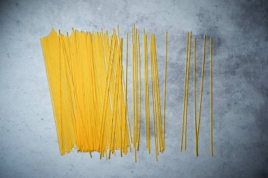 Taş masadaki spagetti..