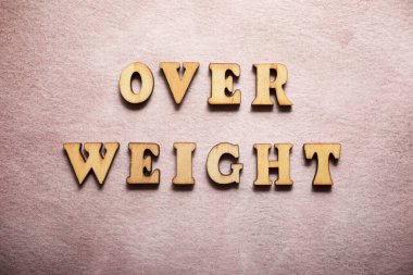 Renkli bir kağıttaki aşırı kilolu metin.