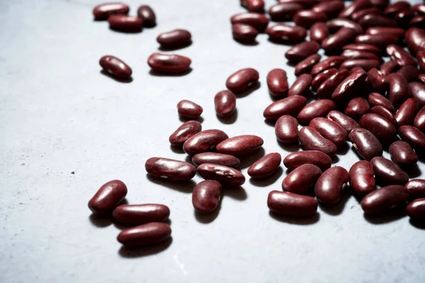 石のテーブルの上に赤いハリコット豆 — ストック写真