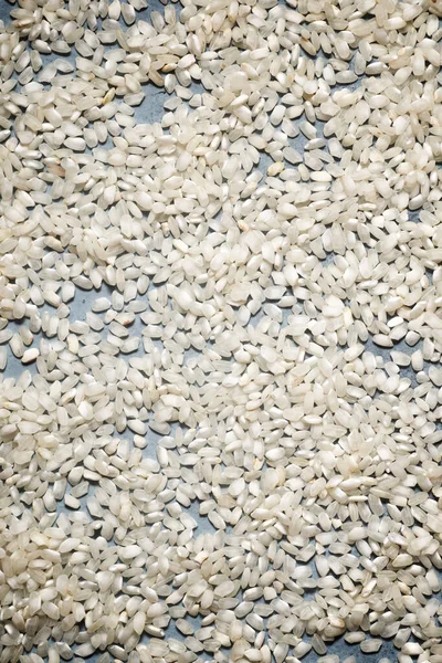 Taş Bir Masada Çiğ Pirinç — Stok fotoğraf