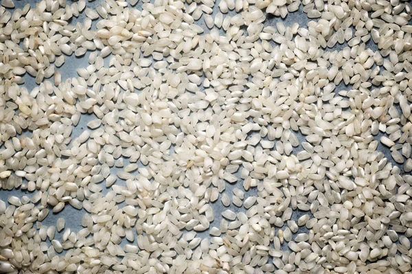 石テーブルの上の生米 — ストック写真