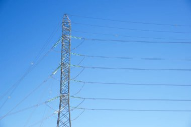 Zaragoza 'da elektrik hattı ve açık gökyüzü, İspanya' da Aragon.