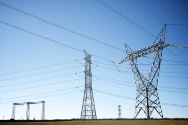 Zaragoza 'da elektrik hattı ve açık gökyüzü, İspanya' da Aragon.