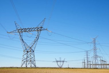 Zaragoza 'da elektrik hattı ve açık gökyüzü, İspanya' da Aragon.