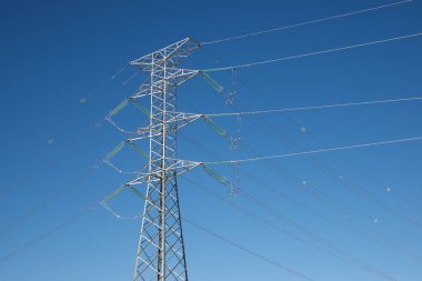 Zaragoza 'da elektrik hattı ve açık gökyüzü, İspanya' da Aragon.