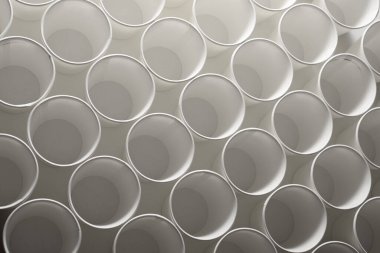 Tek kullanımlık büyük bardaklar grubu.