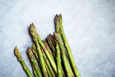 Gri bir masada yabani kuşkonmaz.