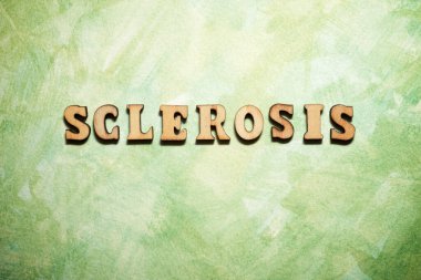 Yeşil kağıtta skleroz kelimesi.