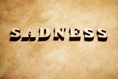 Kahverengi kağıtta hüzünlü bir kelime.