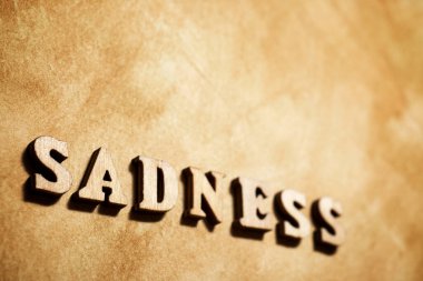 Kahverengi kağıtta hüzünlü bir kelime.