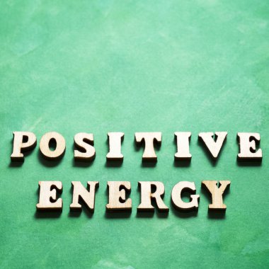 Renkli bir kağıtta pozitif enerji metni.