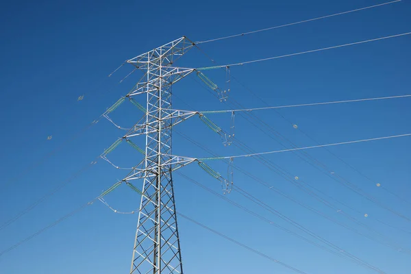 萨拉戈萨省的电力线路和晴朗的天空 西班牙阿拉贡 — 图库照片