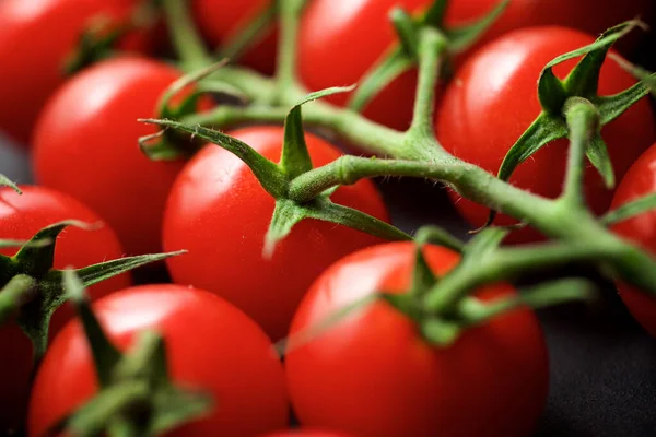 Tomates Cereja Uma Mesa Preta — Fotografia de Stock