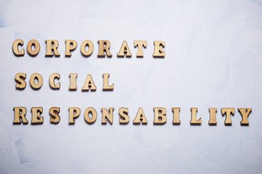 Renkli bir gazetede kurumsal sosyal sorumluluk metni.