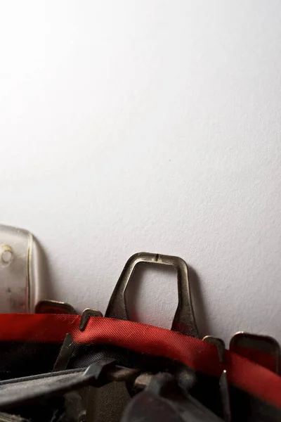 Alte Schreibmaschine Und Leeres Papier — Stockfoto