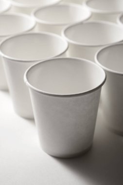 Tek kullanımlık büyük bardaklar grubu.