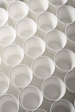 Tek kullanımlık büyük bardaklar grubu.