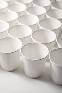 Tek kullanımlık büyük bardaklar grubu.