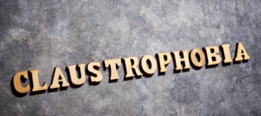Gri bir kağıtta klostrofobi kelimesi.