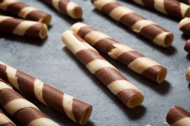 Gofret yuvarlanır taştan bir masada.