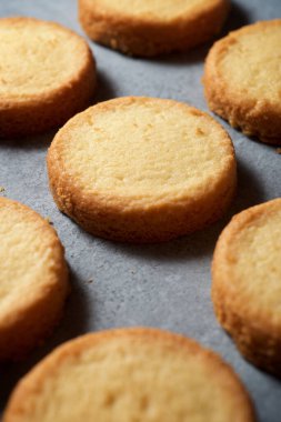 Taş bir masada tereyağlı kurabiye..