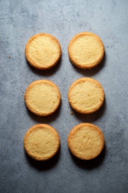 Taş bir masada tereyağlı kurabiye..