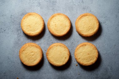 Taş bir masada tereyağlı kurabiye..