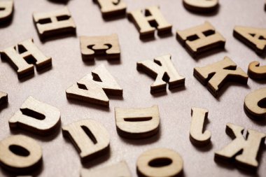 Masadaki tahta harfler..