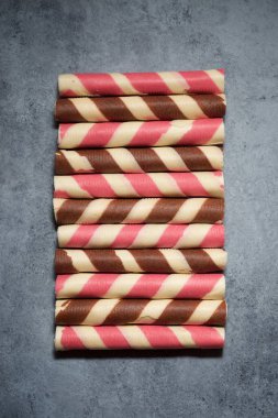 Gofret yuvarlanır taştan bir masada.