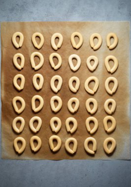 Pişirme kağıdındaki ekmek çubukları..