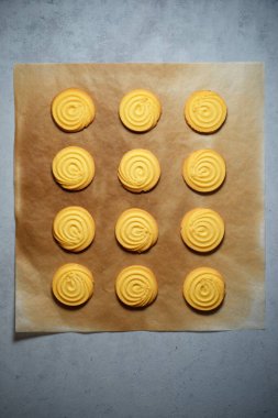 Pişirme kağıdında tereyağlı kurabiye.